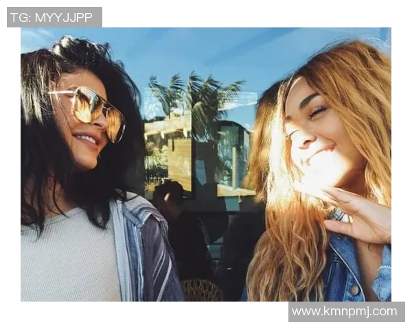 足球巨星携手女友庆祝夺冠时刻亲密合影定格幸福瞬间 足球巨星携手女友庆祝夺冠时刻亲密合影定格幸福瞬间