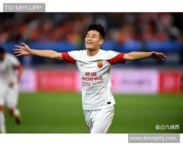 足球记者深度专访当红球星讲述赛场背后的奋斗与荣耀