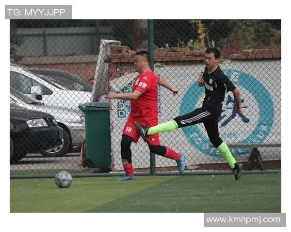 岁月不改热爱老年球星绿茵再展足球风采